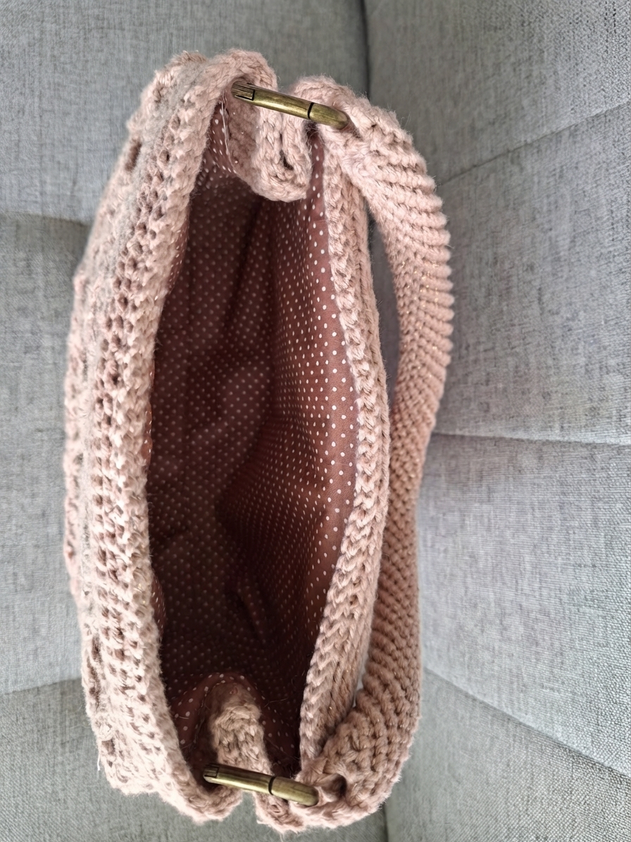 Interior da bolsa de crochê com forro estampado de poá marrom