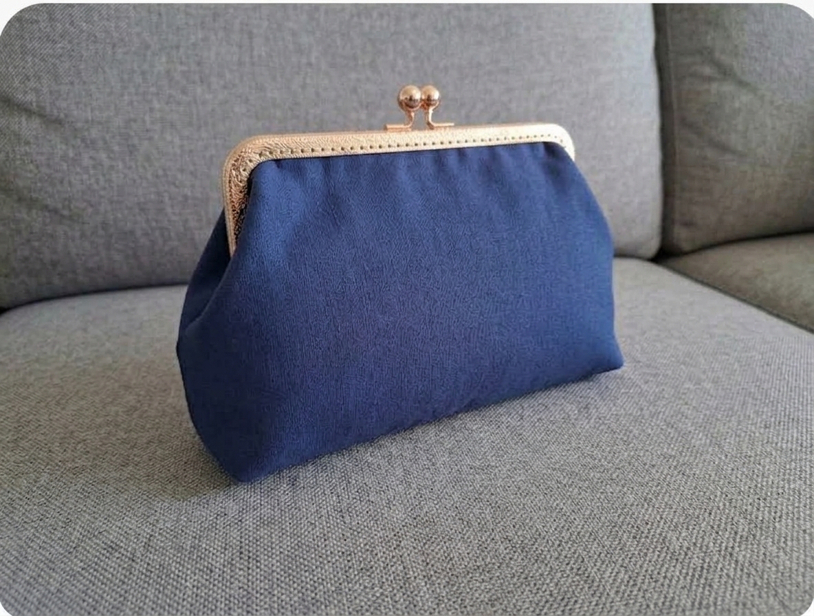 Bolsa de mão azul marinho lisa vista de trás