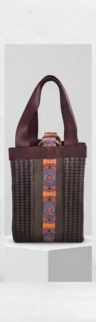 Bolsa de mão com alças altas e detalhe estampado ao centro